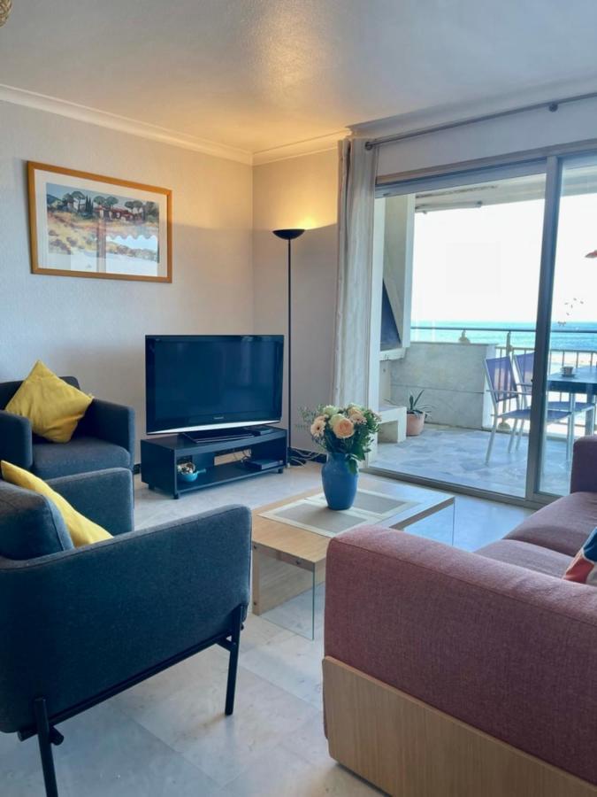 Seafront One Bedroom With A Terrasse Swimming Pool And A Parking
