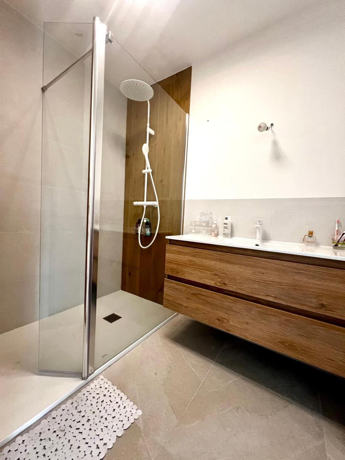 Seafront One Bedroom With A Terrasse Swimming Pool And A Parking *